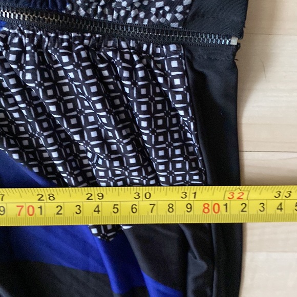 EUC tunic, ruched sides, longer length, front zip, abstract pattern, flattering - Picture 7 of 15